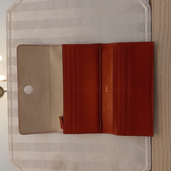 Tumi Soft Leather Women's Wallet (Clutch) - Picture 6 of 13